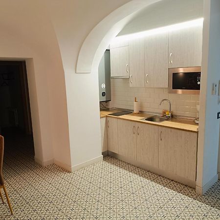 Al-Qazeres Suites Caces Esterno foto