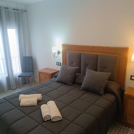 Al-Qazeres Suites Caces Esterno foto