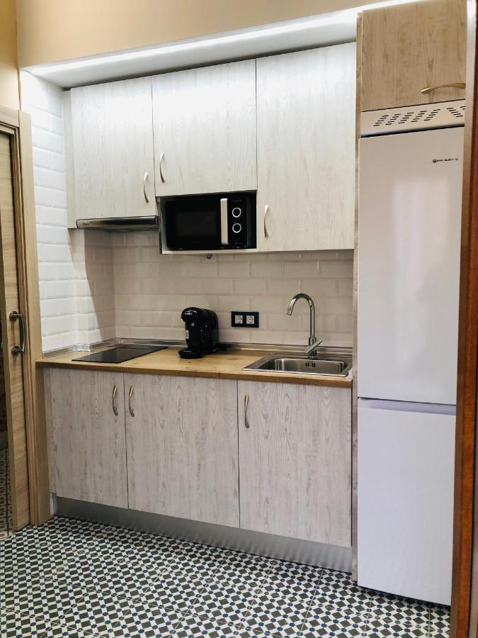 Al-Qazeres Suites Caces Esterno foto