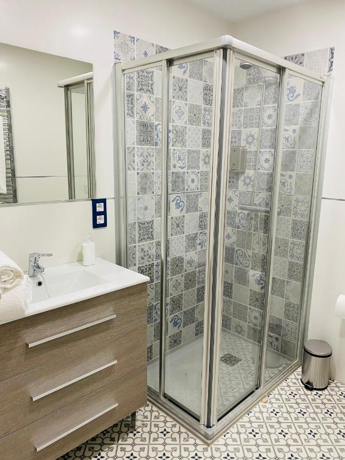 Al-Qazeres Suites Caces Esterno foto