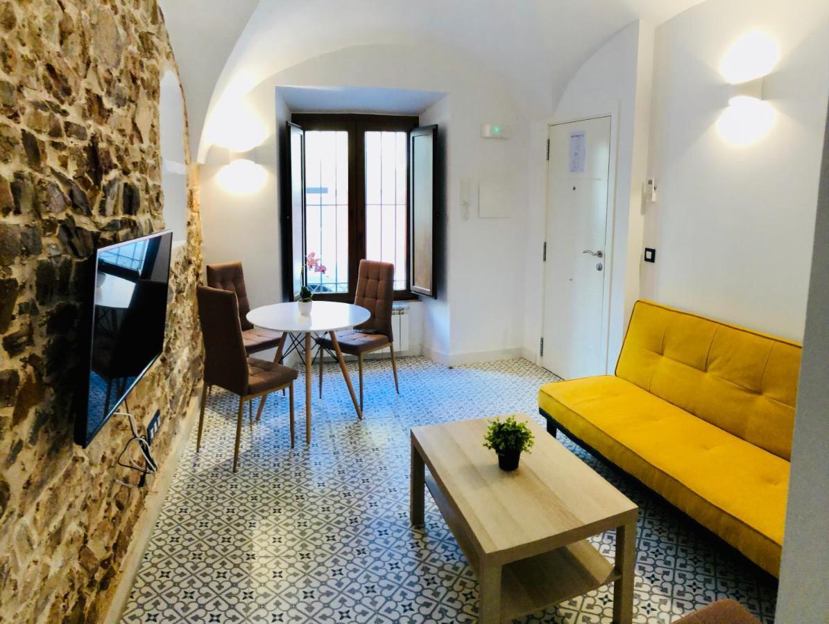 Al-Qazeres Suites Caces Esterno foto