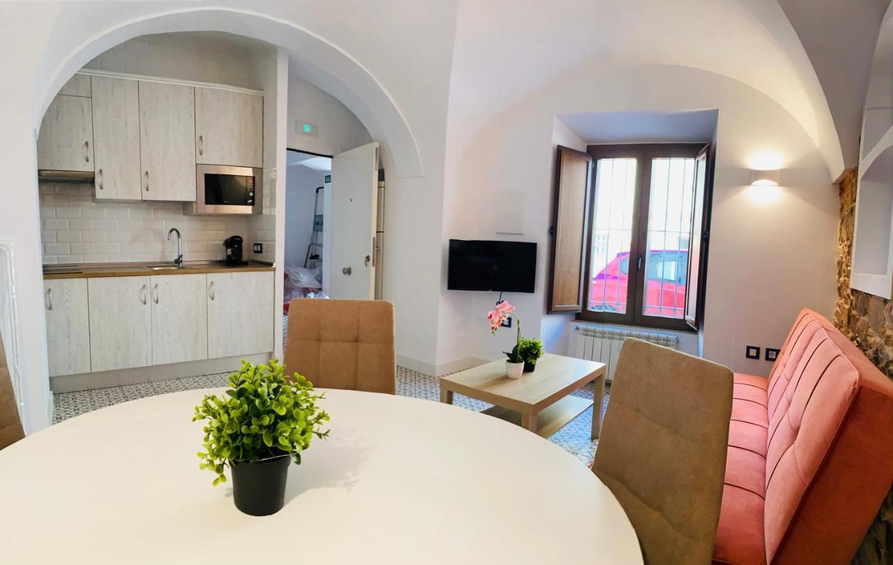 Al-Qazeres Suites Caces Esterno foto