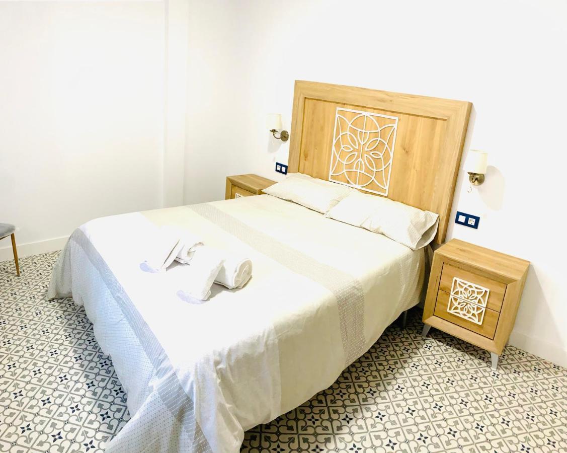 Al-Qazeres Suites Caces Esterno foto