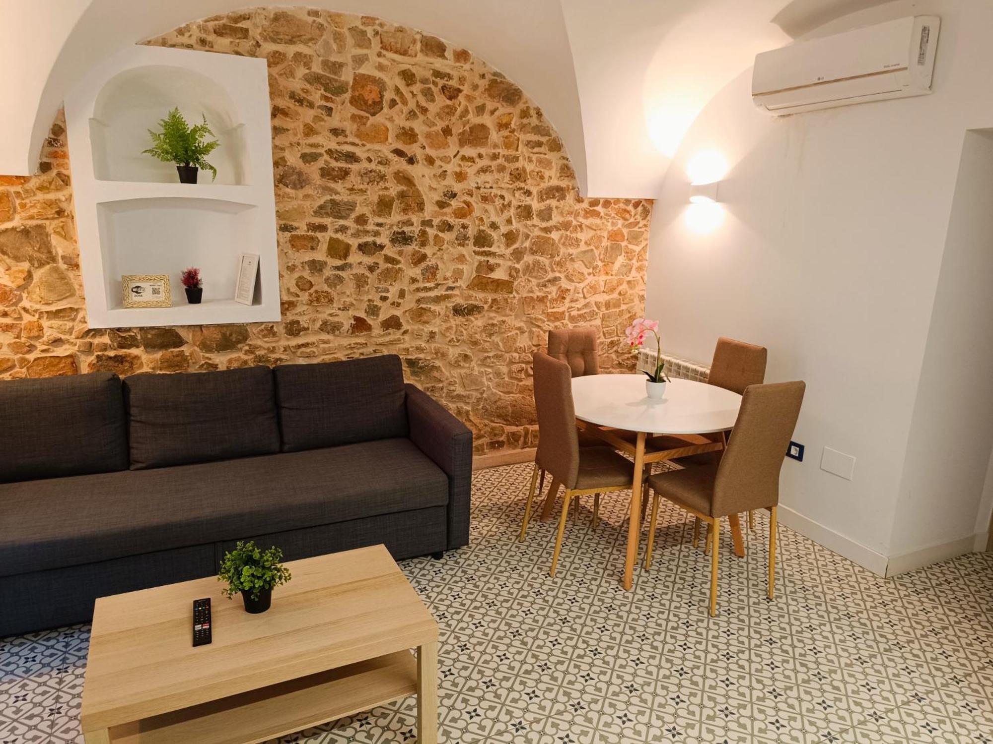 Al-Qazeres Suites Caces Esterno foto