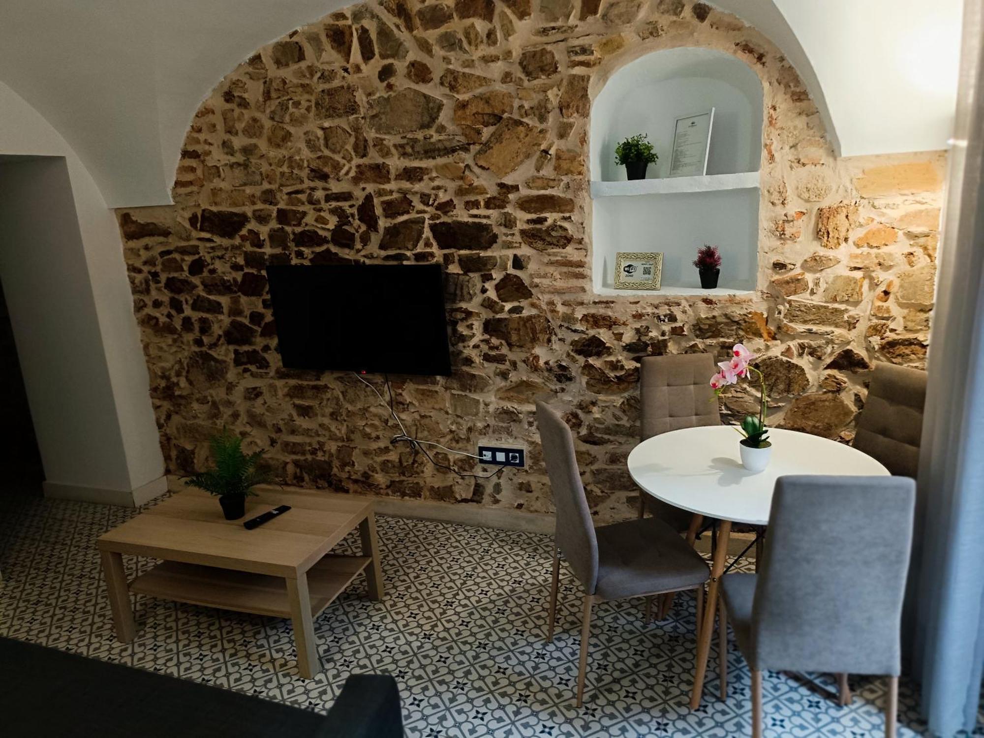 Al-Qazeres Suites Caces Esterno foto