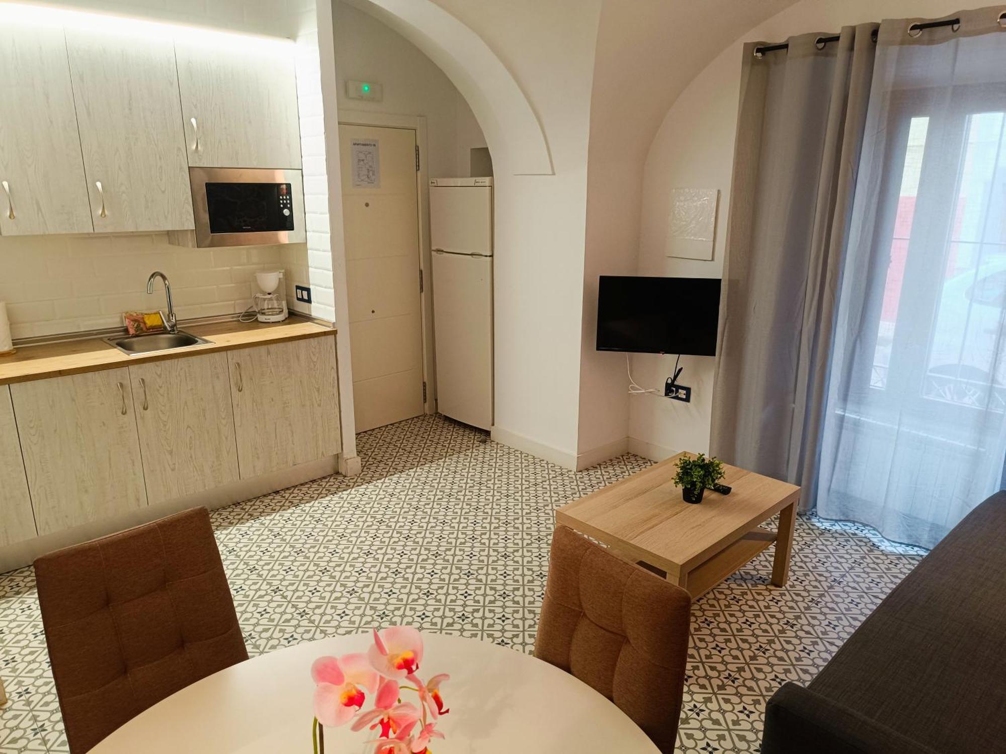 Al-Qazeres Suites Caces Esterno foto