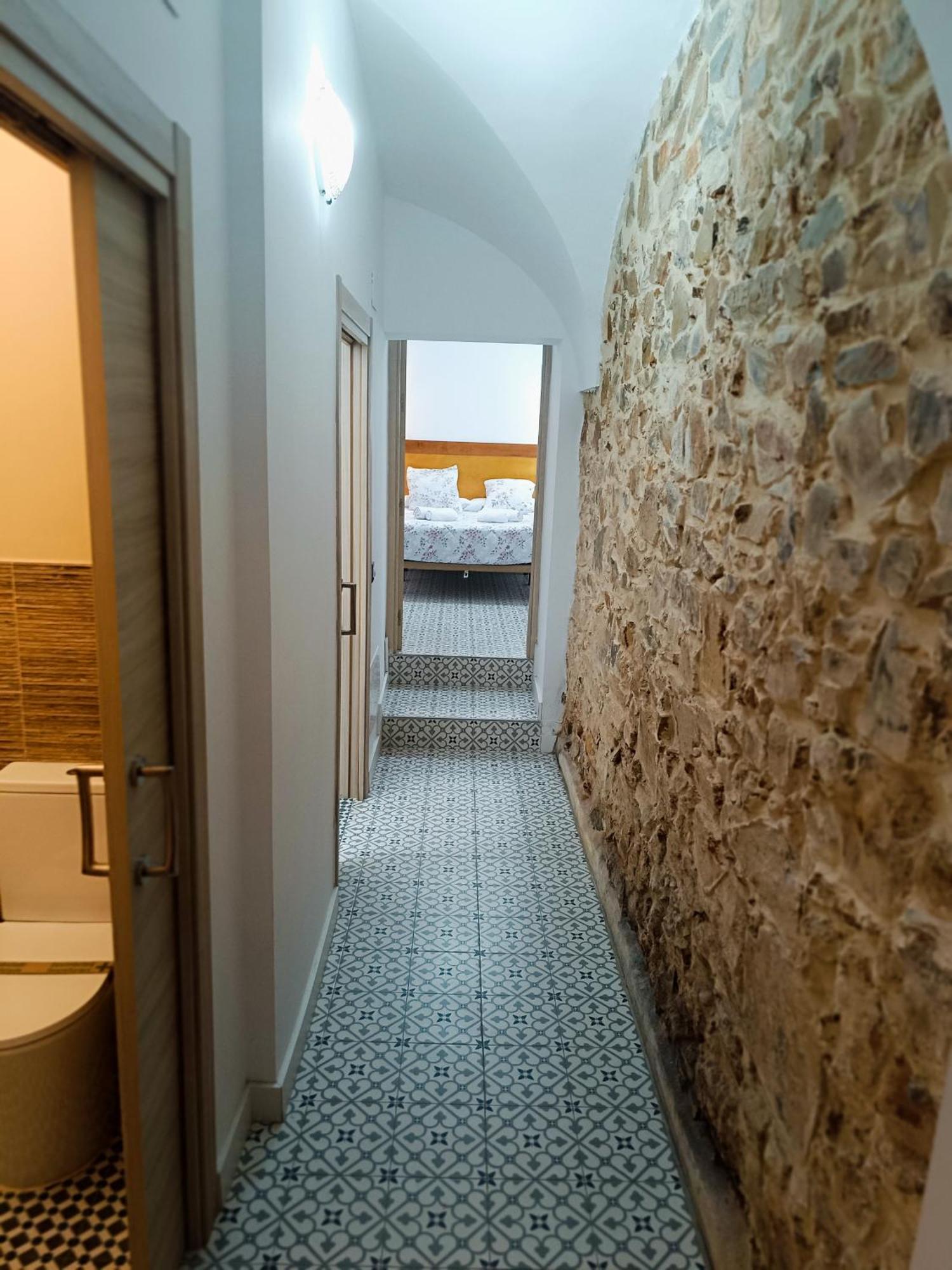 Al-Qazeres Suites Caces Esterno foto