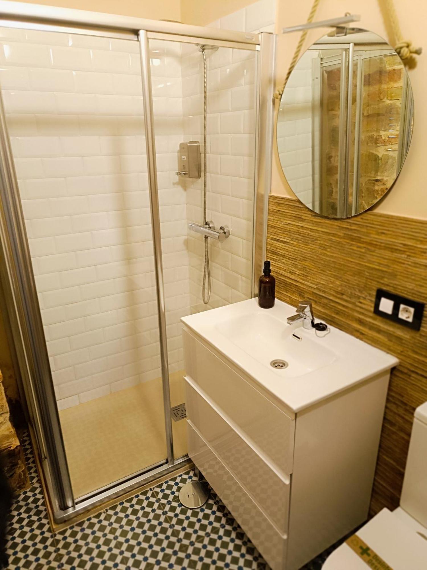 Al-Qazeres Suites Caces Esterno foto