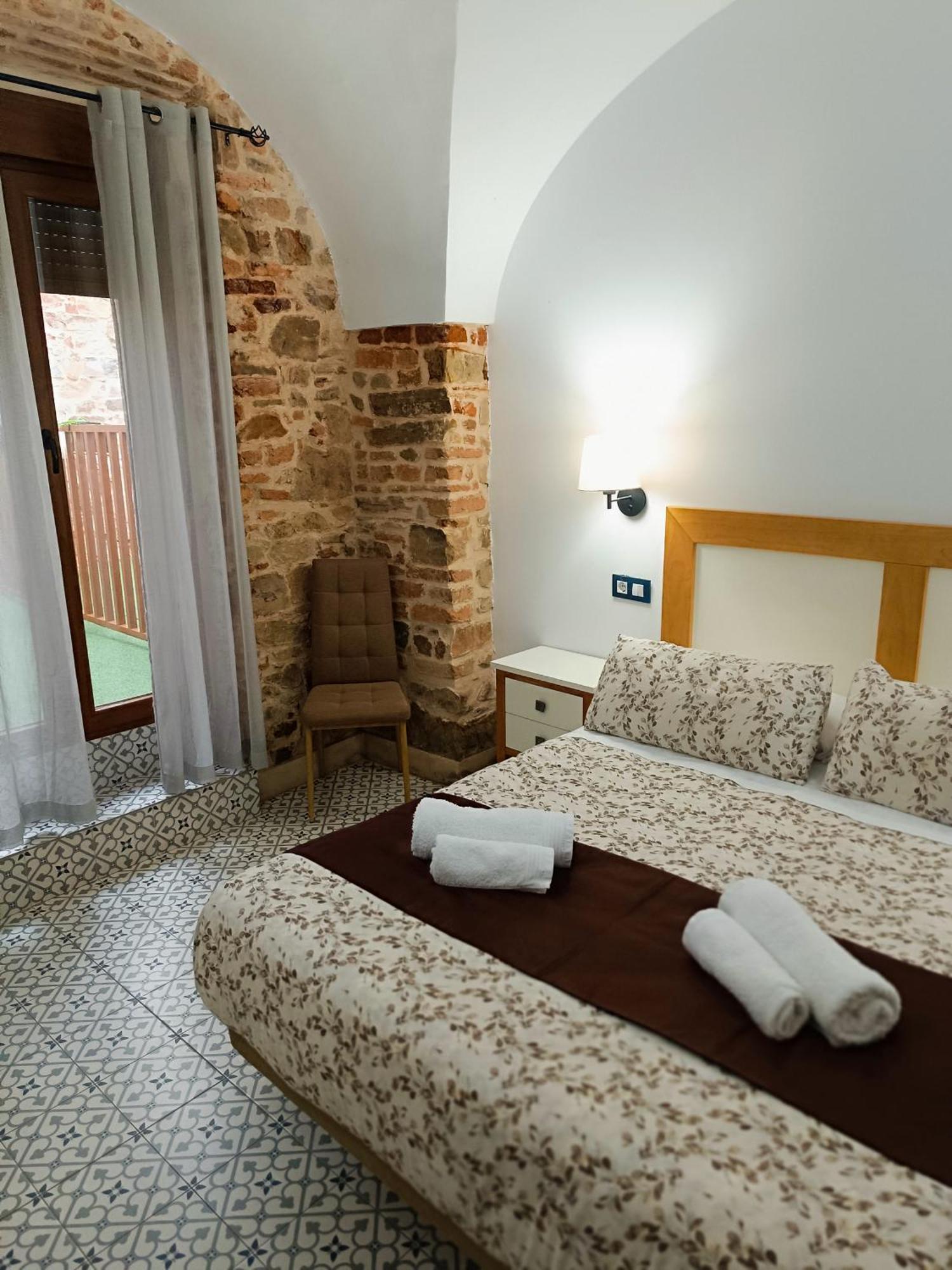 Al-Qazeres Suites Caces Esterno foto