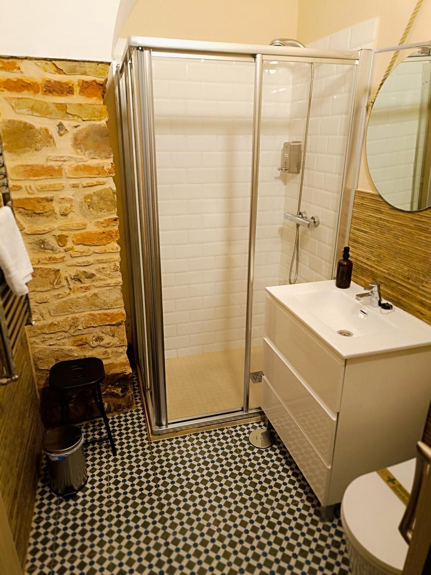 Al-Qazeres Suites Caces Esterno foto