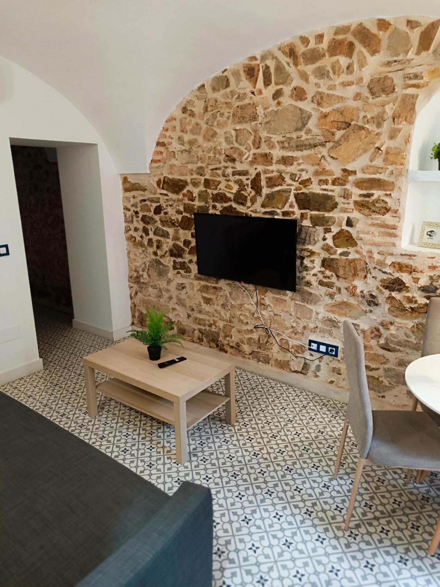 Al-Qazeres Suites Caces Esterno foto