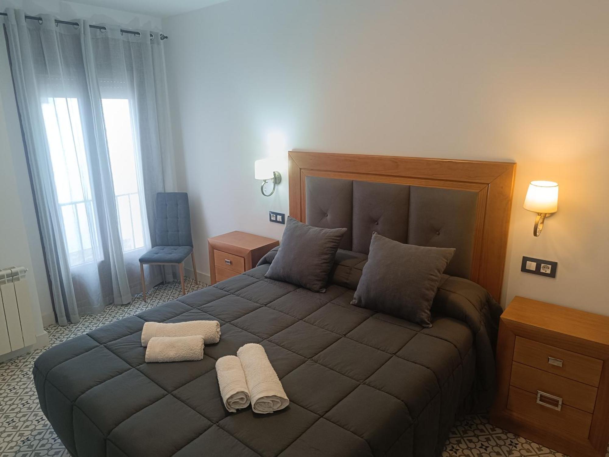 Al-Qazeres Suites Caces Esterno foto