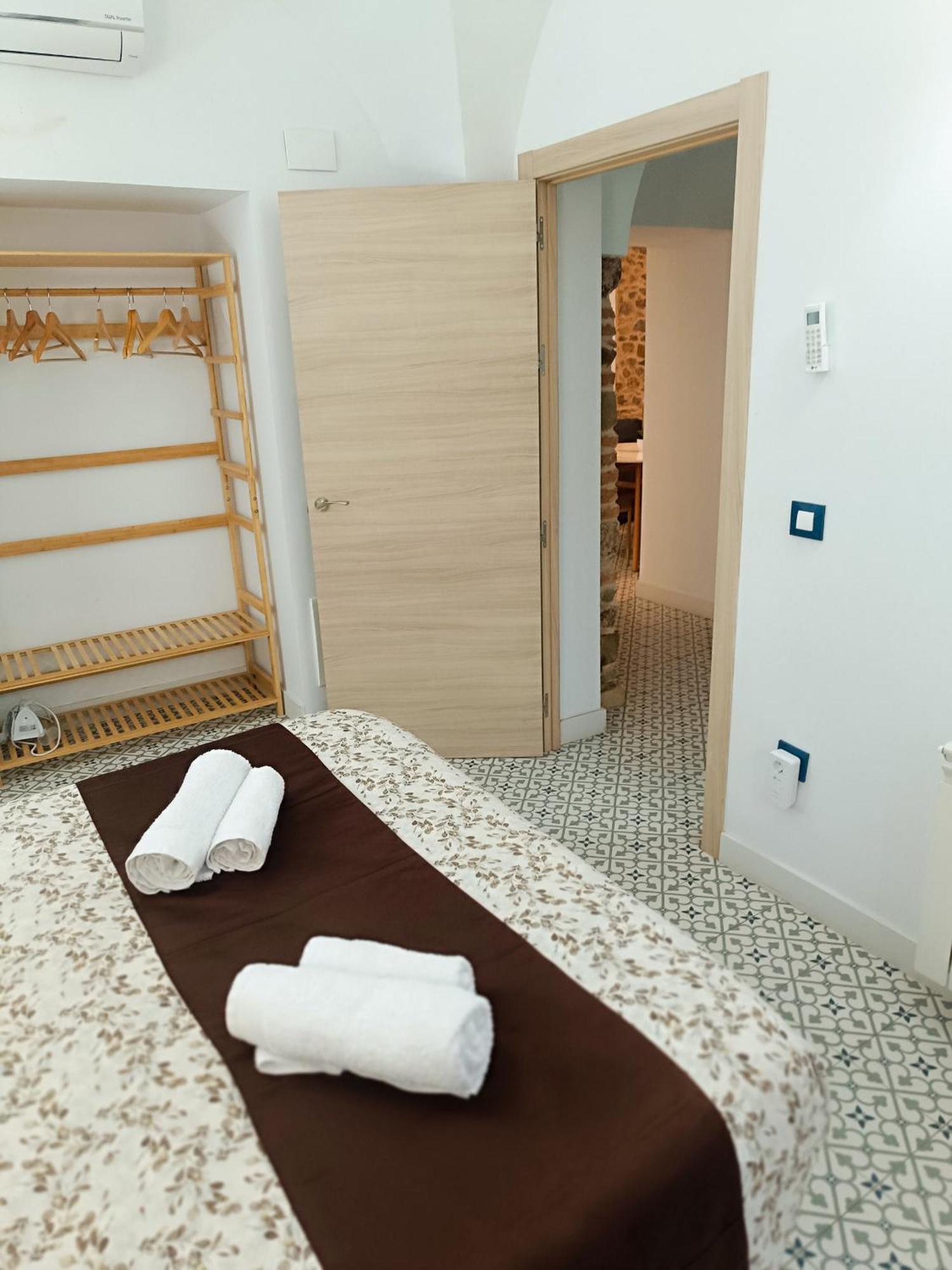 Al-Qazeres Suites Caces Esterno foto