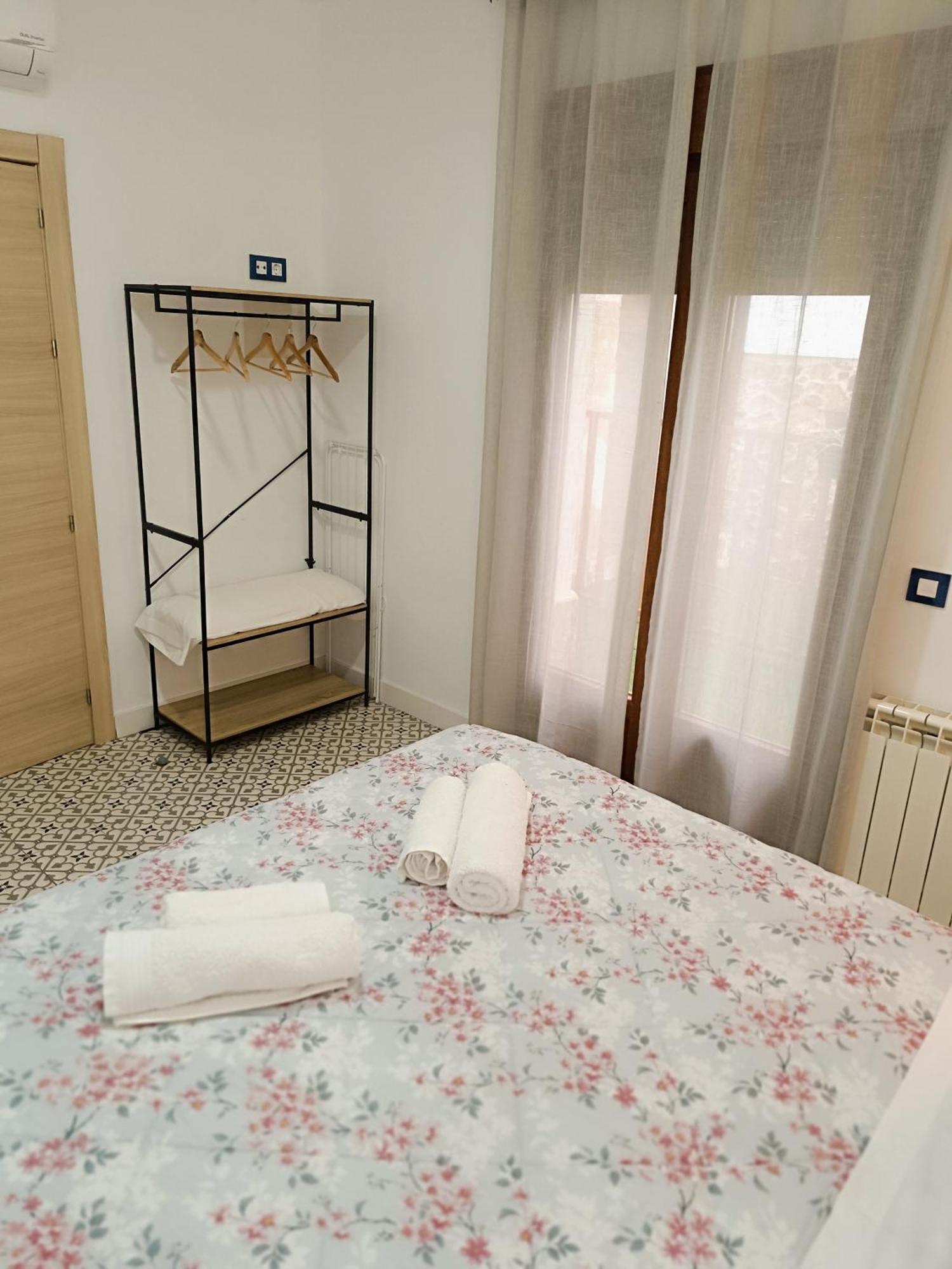 Al-Qazeres Suites Caces Esterno foto
