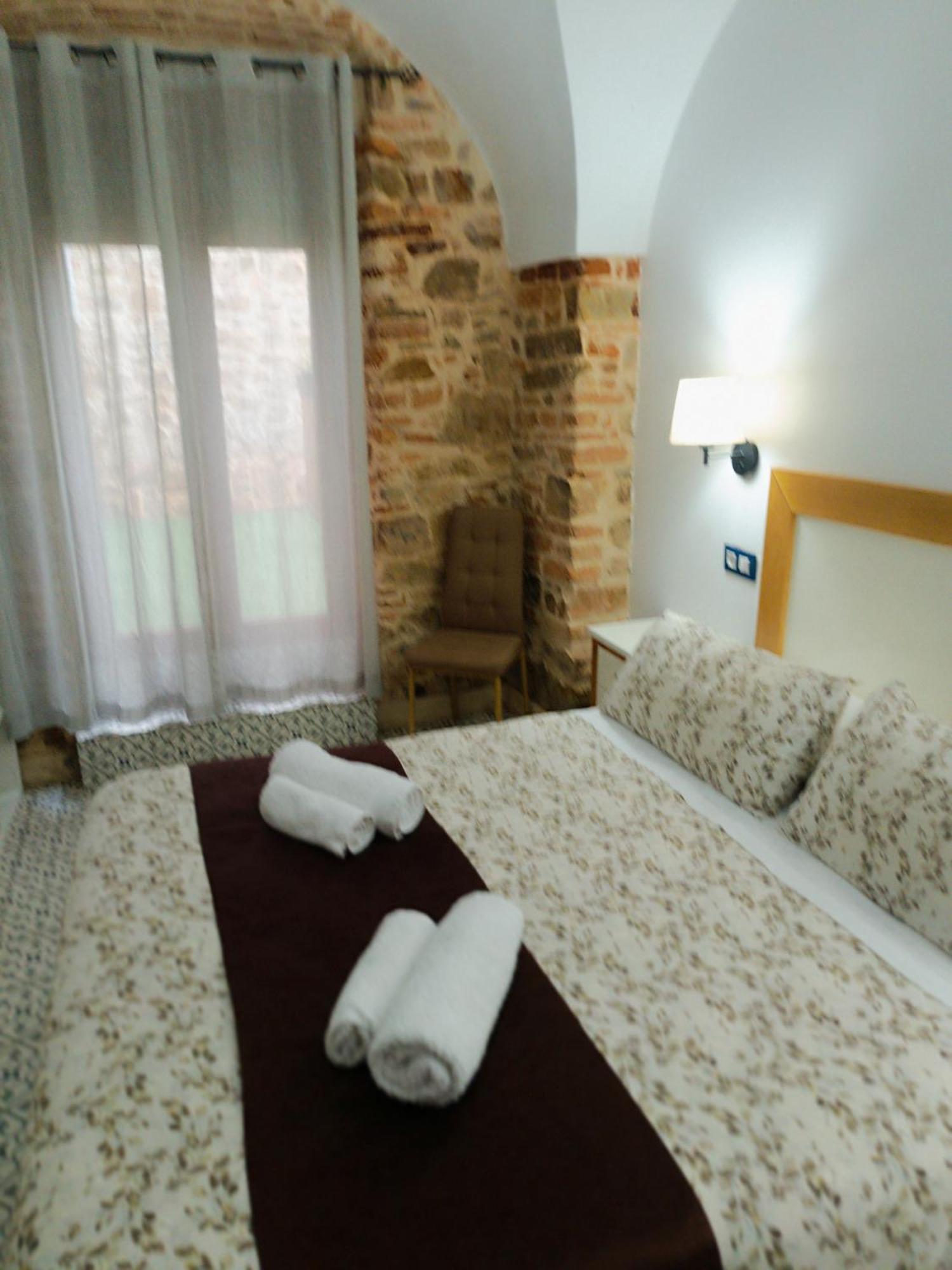 Al-Qazeres Suites Caces Esterno foto