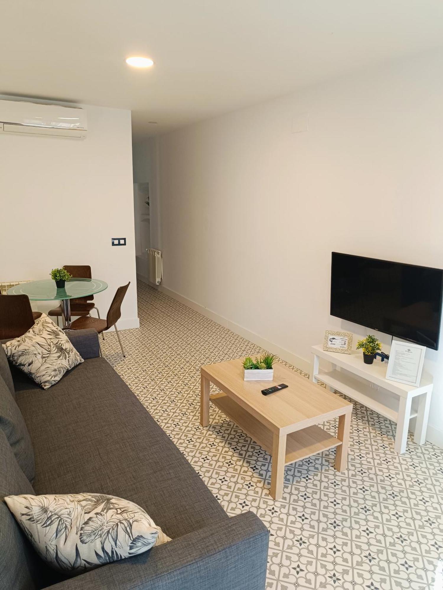 Al-Qazeres Suites Caces Esterno foto