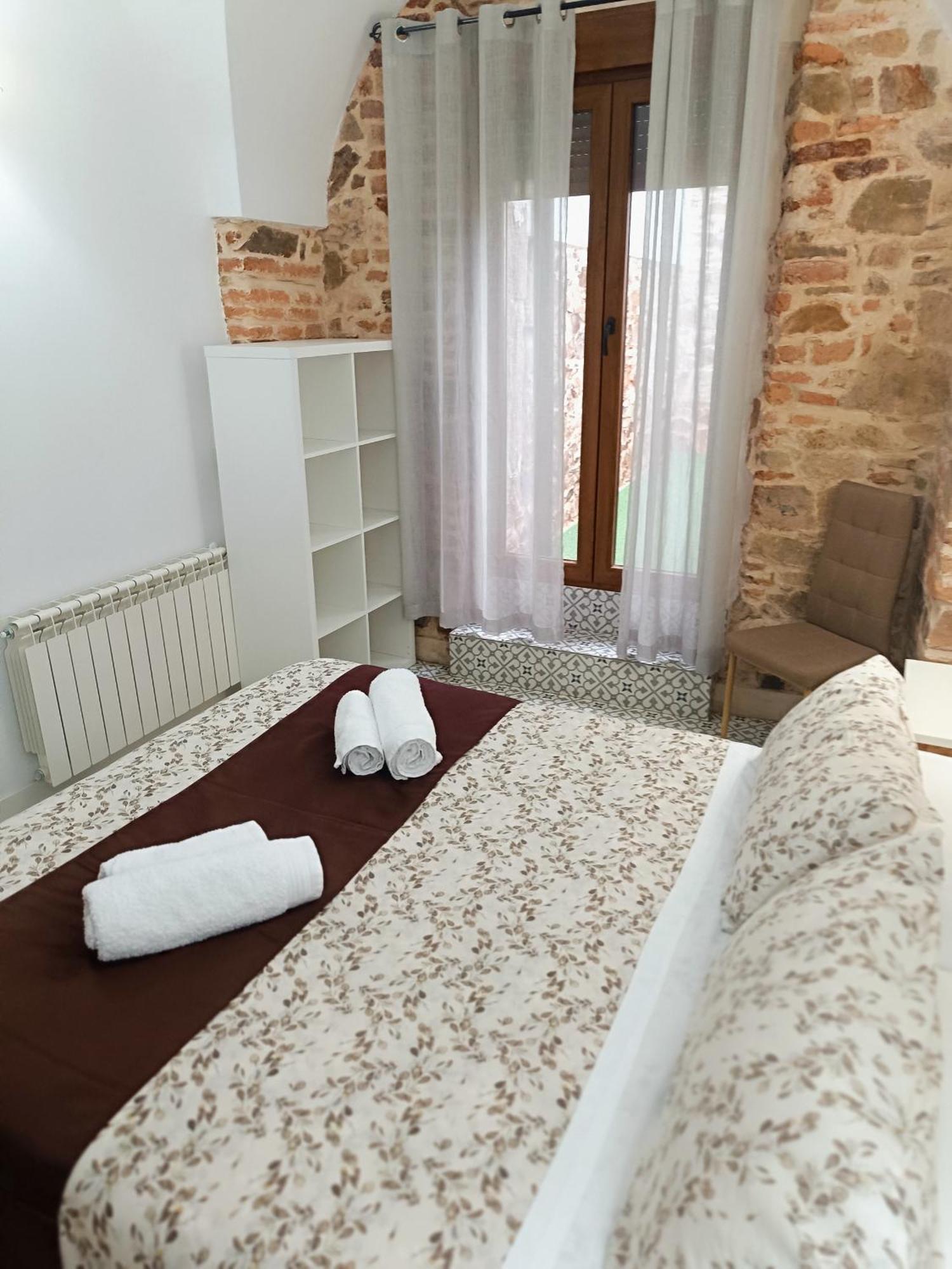 Al-Qazeres Suites Caces Esterno foto