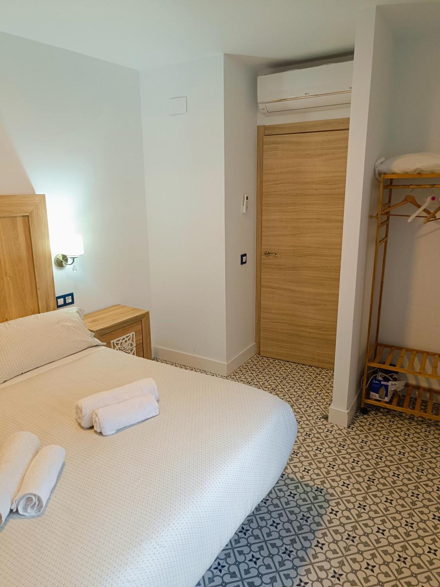 Al-Qazeres Suites Caces Esterno foto