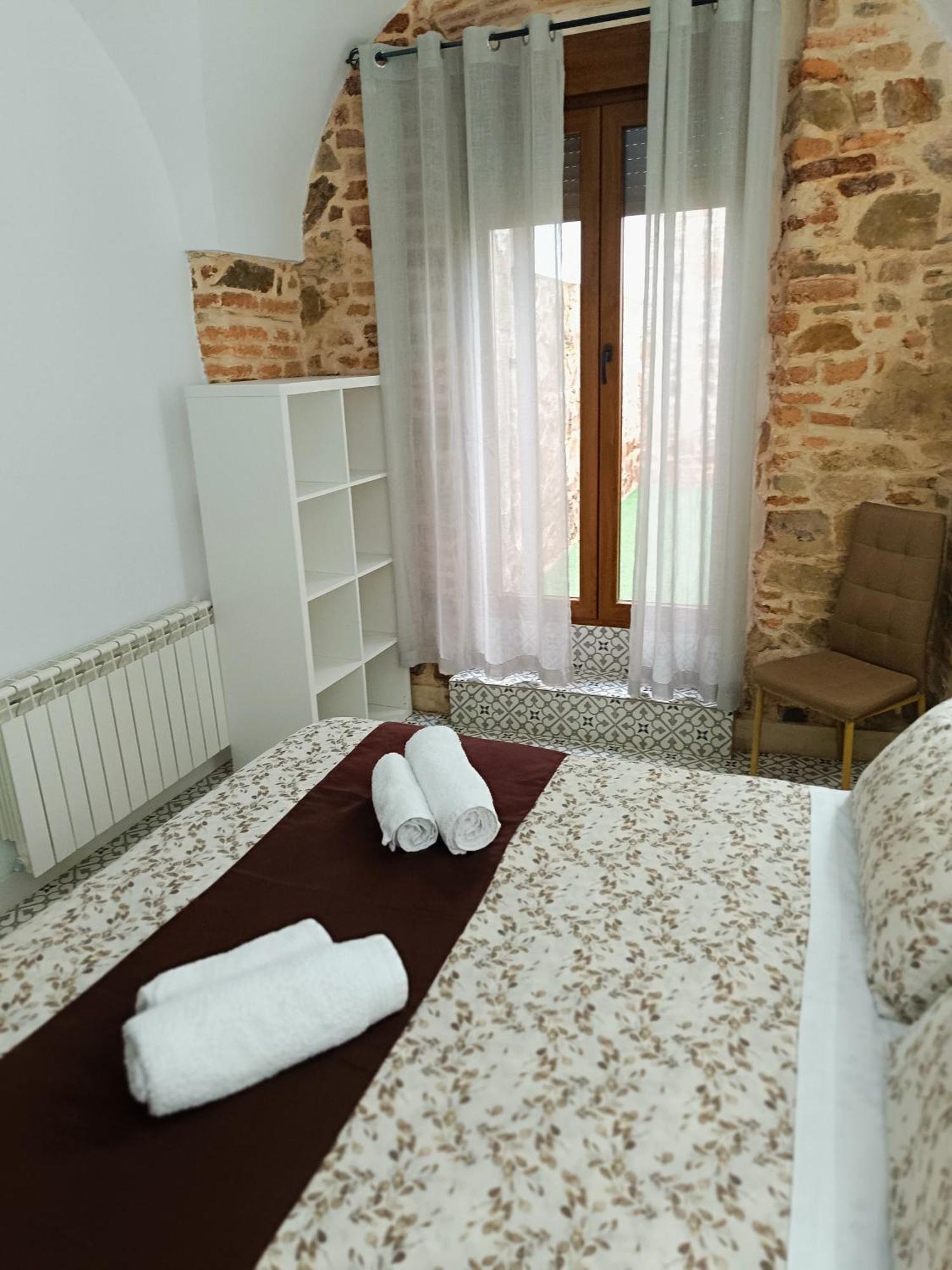 Al-Qazeres Suites Caces Esterno foto