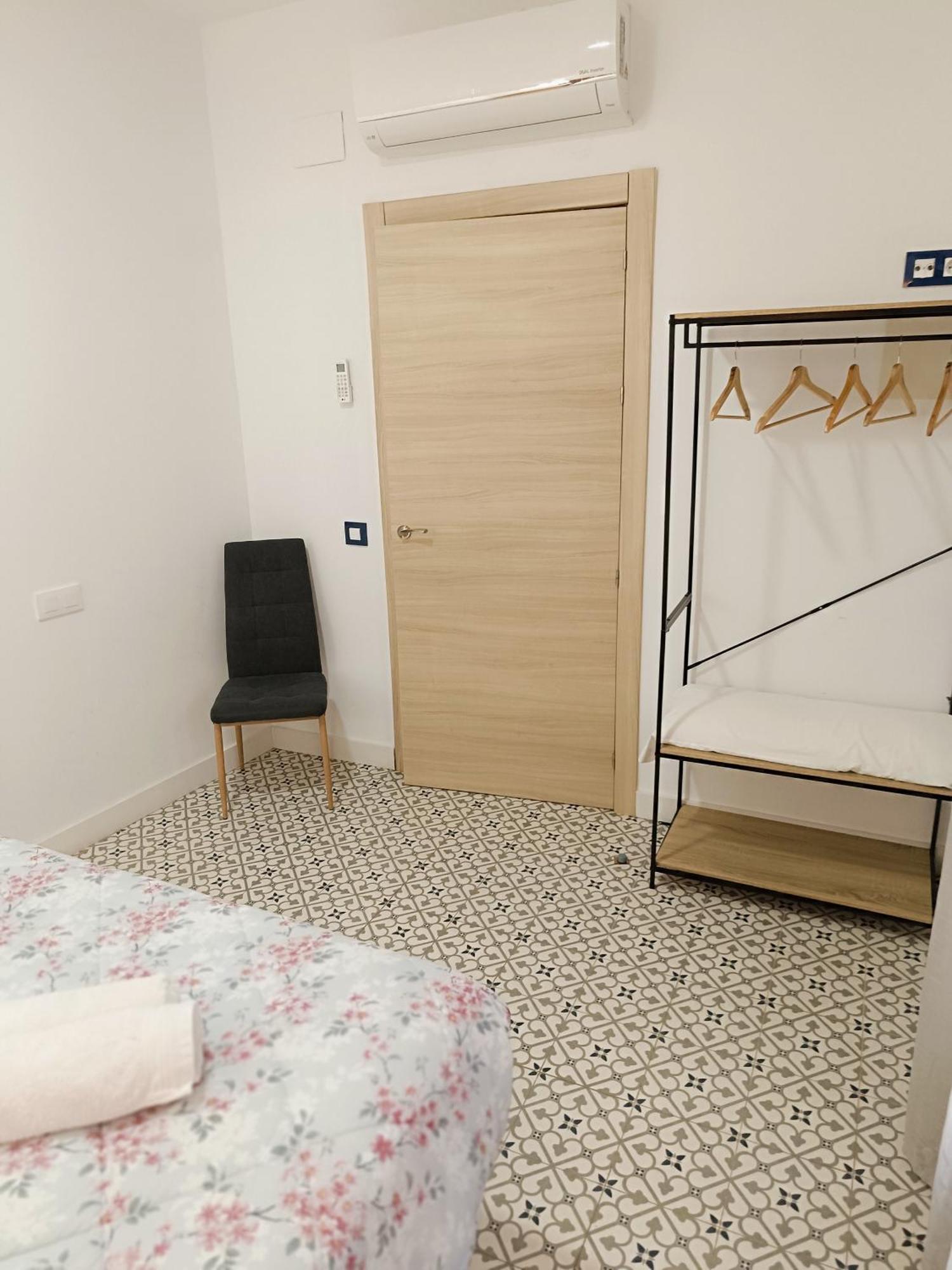 Al-Qazeres Suites Caces Esterno foto