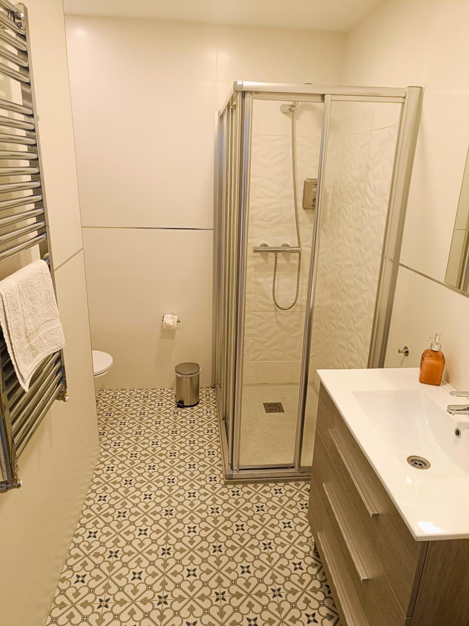 Al-Qazeres Suites Caces Esterno foto