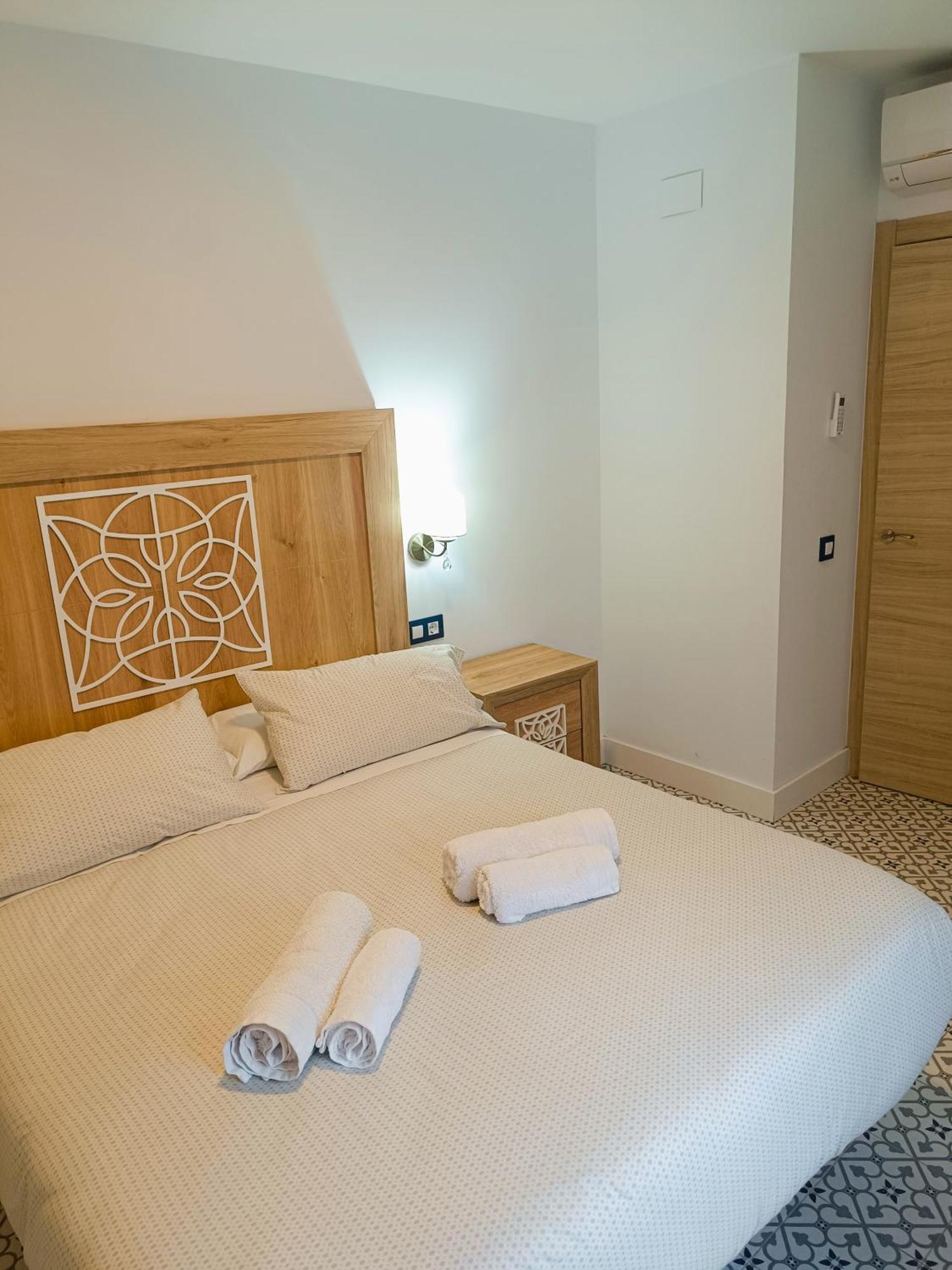 Al-Qazeres Suites Caces Esterno foto