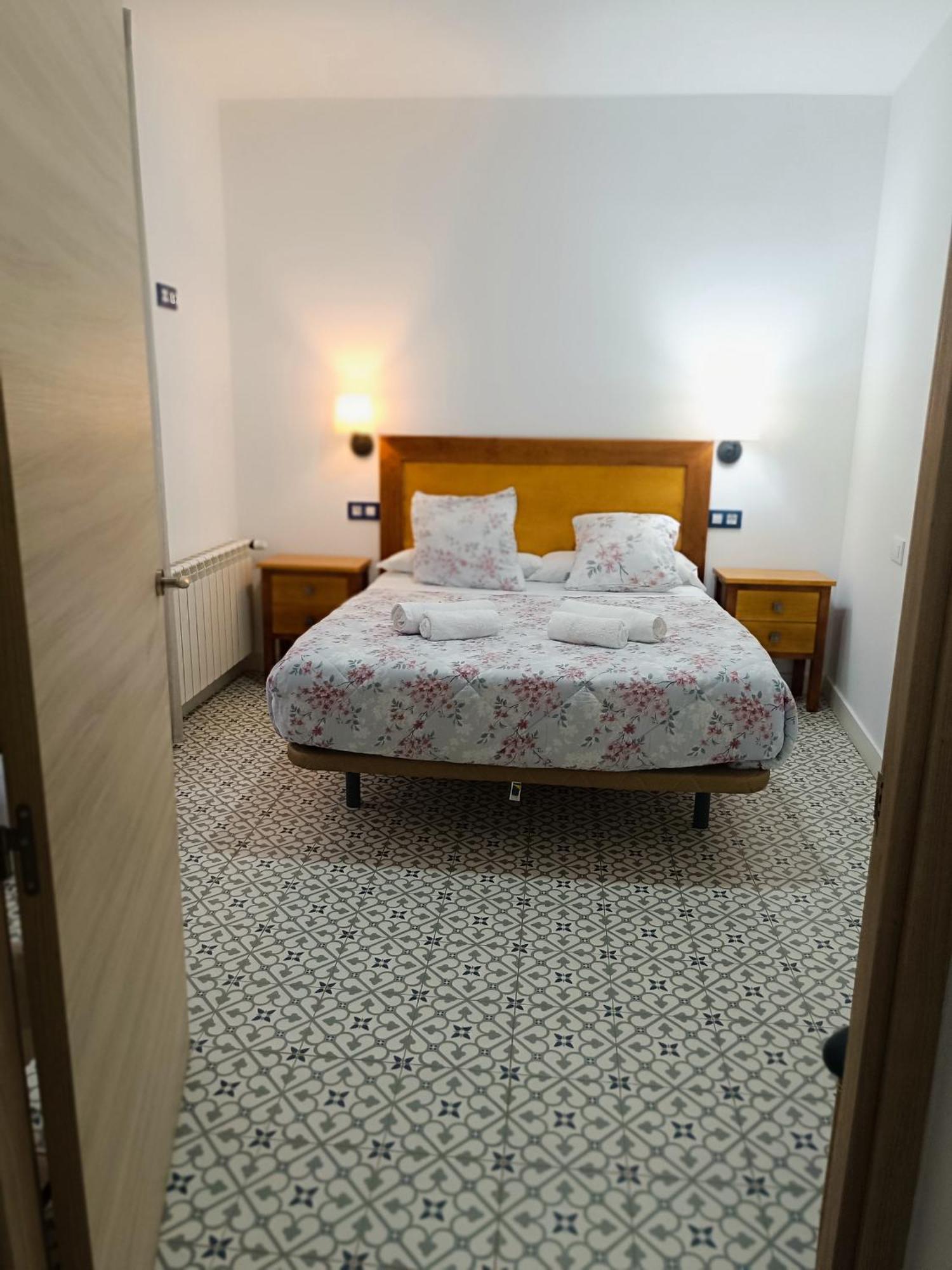 Al-Qazeres Suites Caces Esterno foto