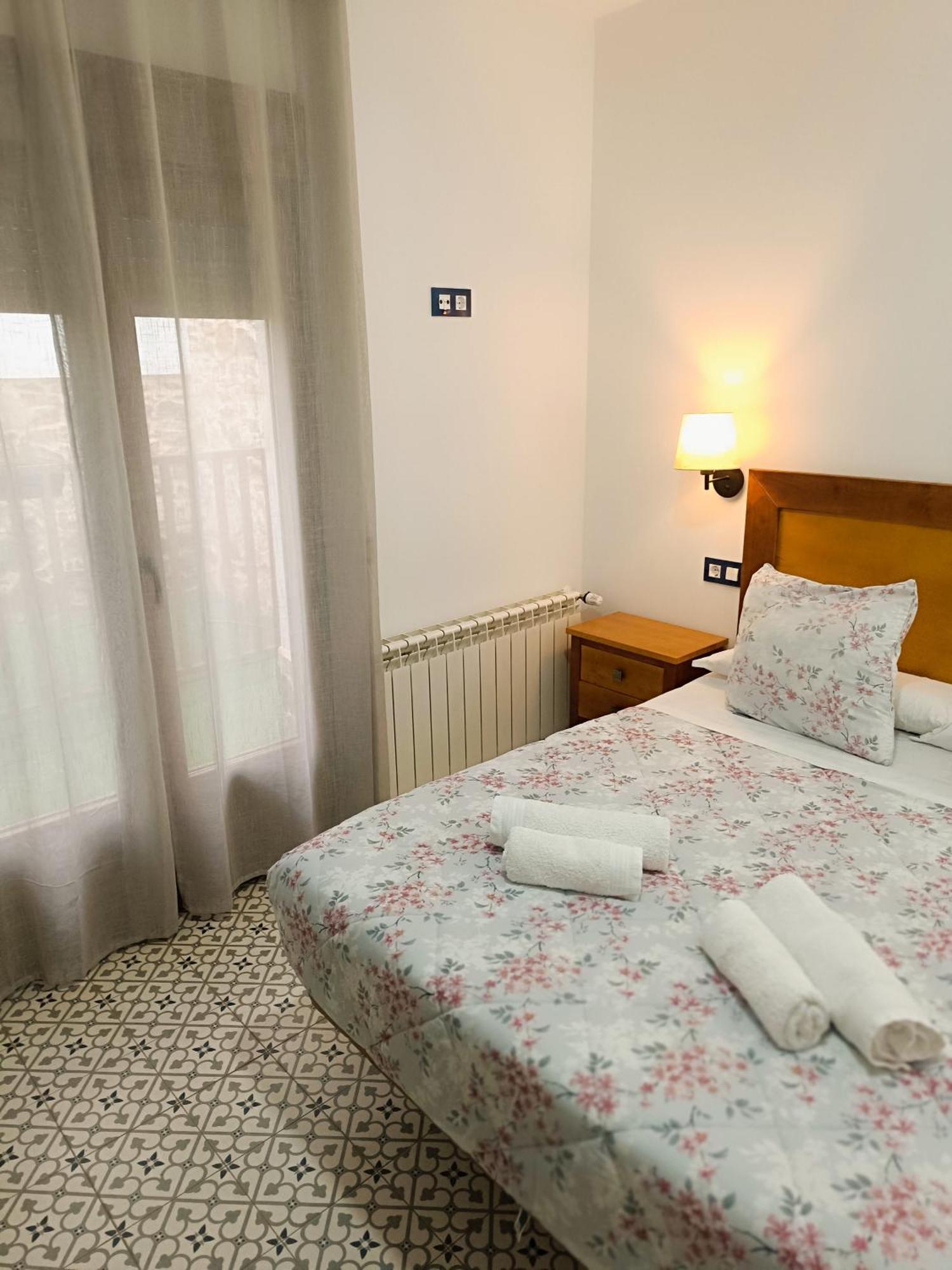 Al-Qazeres Suites Caces Esterno foto