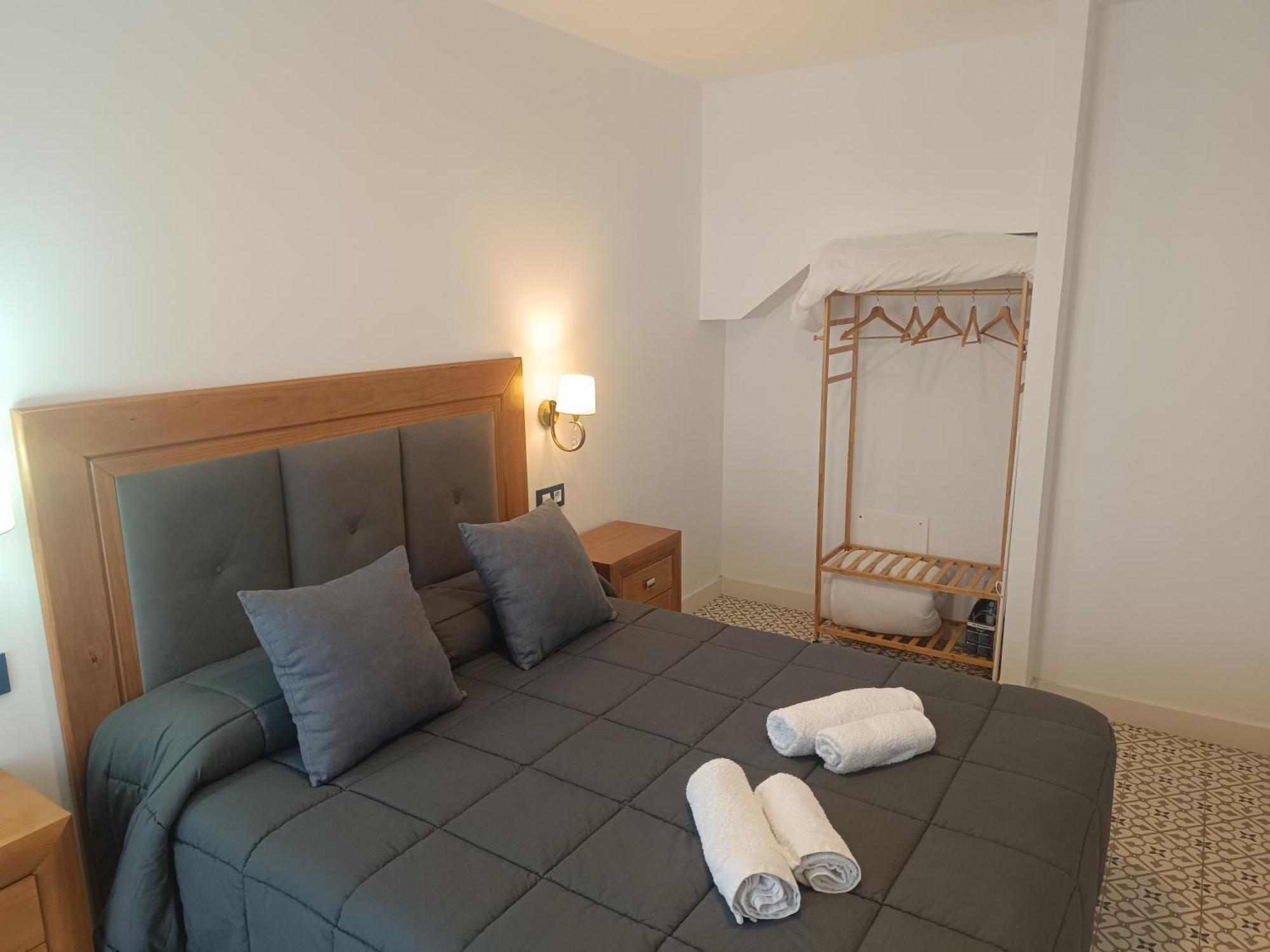 Al-Qazeres Suites Caces Esterno foto